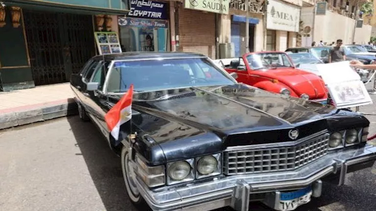 كاديلاك Fleetwood talisman الكلاسيكية تظهر في وسط القاهرة