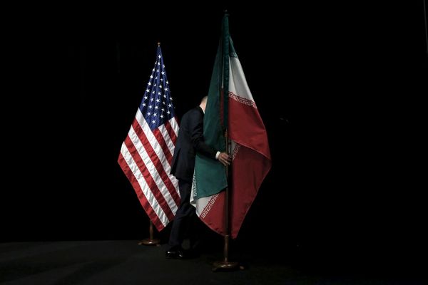 الرئيس الأمريكي والرئيس الإيراني يوقعان مذكرة تفاهم ‌لإنهاء الحرب