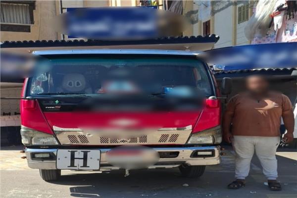 ضبط سائق سيارة نقل بالبحيرة لقيادته برعونة وتثبيت كشاف عالي الإضاءة يعيق الرؤية