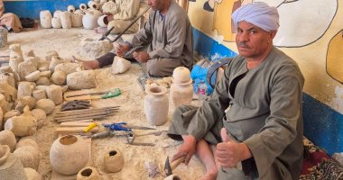 سياح العالم يستمتعون بسحر التحف الفنية والألباستر في ورش البر الغربى بالأقصر