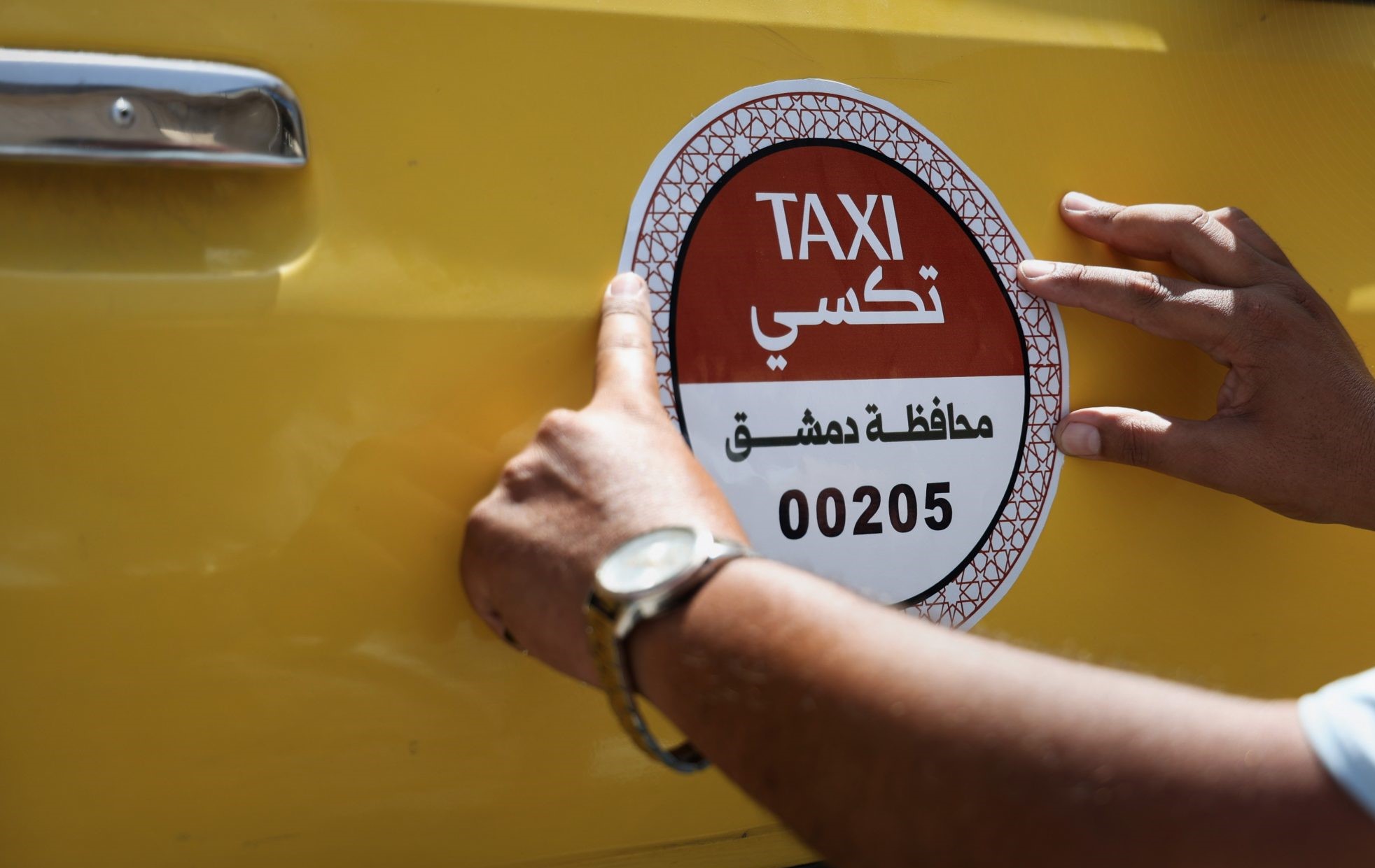 محافظة دمشق تبدأ خطة تنظيم التكاسي عبر لصاقات تعريفية وعدادات ذكية
