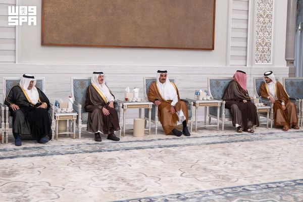 أمير الشرقية ينقل تعازي القيادة لأمير دولة قطر في وفاة الشيخ حمد بن خليفة آل ثاني رحمه الله