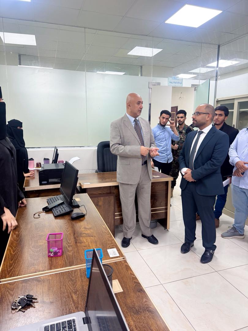 وزير الاتصالات يطلع على مستوى أداء المؤسسة العامة للاتصالات السلكية واللاسلكية بعدن