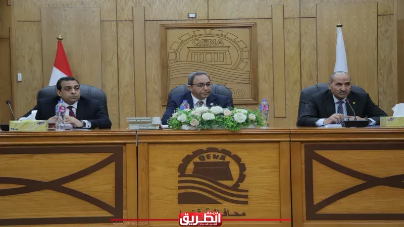 خلال اجتماع الخطة الاستثمارية.. محافظ قنا: تطوير الميادين لتحسين الصورة البصرية والحضارية للمحافظة