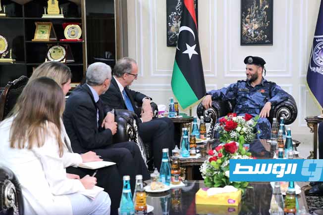 الطرابلسي والسفير البريطاني يناقشان توسيع التعاون الأمني بين البلدين