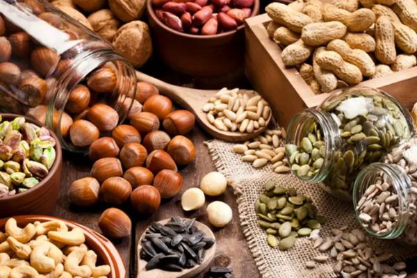 المكسرات.. سر نوم أفضل ونشاط متجدد