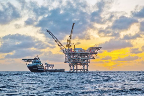 فائض المعروض وارتفاع المخزونات وتهدئة التوترات تؤثر على أسعار النفط