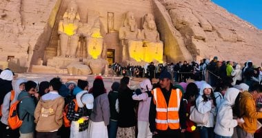 آلاف السائحين يصطفون فى طابور لمشاهدة تعامد الشمس بأبوسمبل