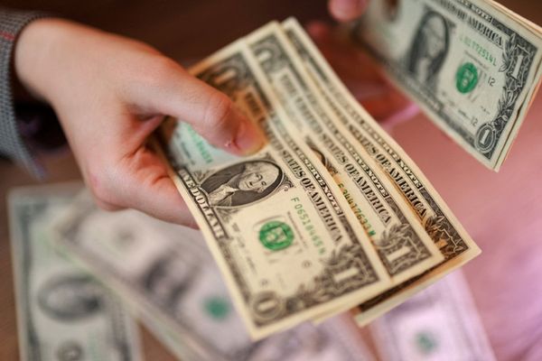 الدولار يرتفع بدعم من بيانات الوظائف الأمريكية والتوترات الجيوسياسية