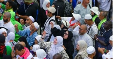 خشوع وتكبير.. الحجاج يواصلون رمى الجمرات في ثانى أيام التشريق.. المتعجلون يؤدون طواف الوداع والمدينة تتهيأ لاستقبالهم.. المطارات تستعد لأولى رحلات المغادرة و870 منصة لإنهاء إجراءات السفر