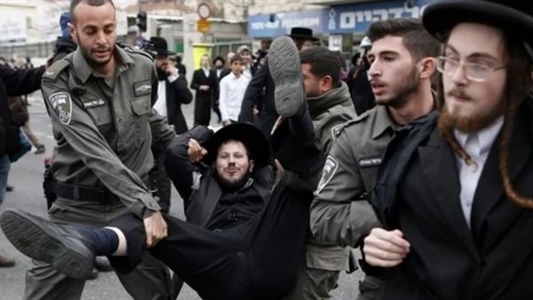 اشتباكات بين شرطة الاحتلال وعشرات من الحريديم الرافضين للتجنيد في القدس