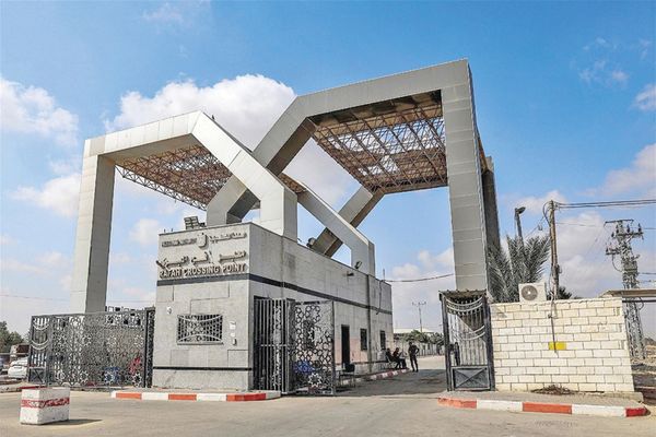 معبر رفح البري يستقبل دفعة جديدة من العائدين الفلسطينيين إلى غزة