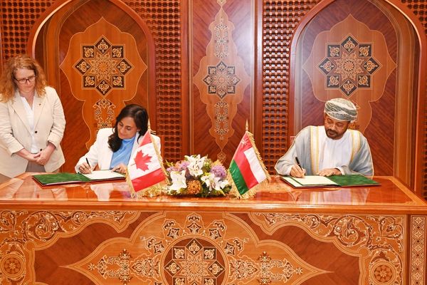 سلطنة عُمان وكندا توقعان على مذكرة تفاهم في مجال المشاورات السياسية