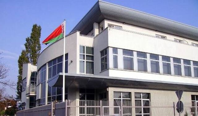 إسرائيل تطالب باتخاذ إجراء بعد عرض نائب بولندي علما عليه صليب معقوف