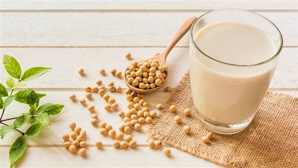 ينظم الهرمونات ويعزز نضارة البشرة، أبرز فوائد حليب الصويا للسيدات