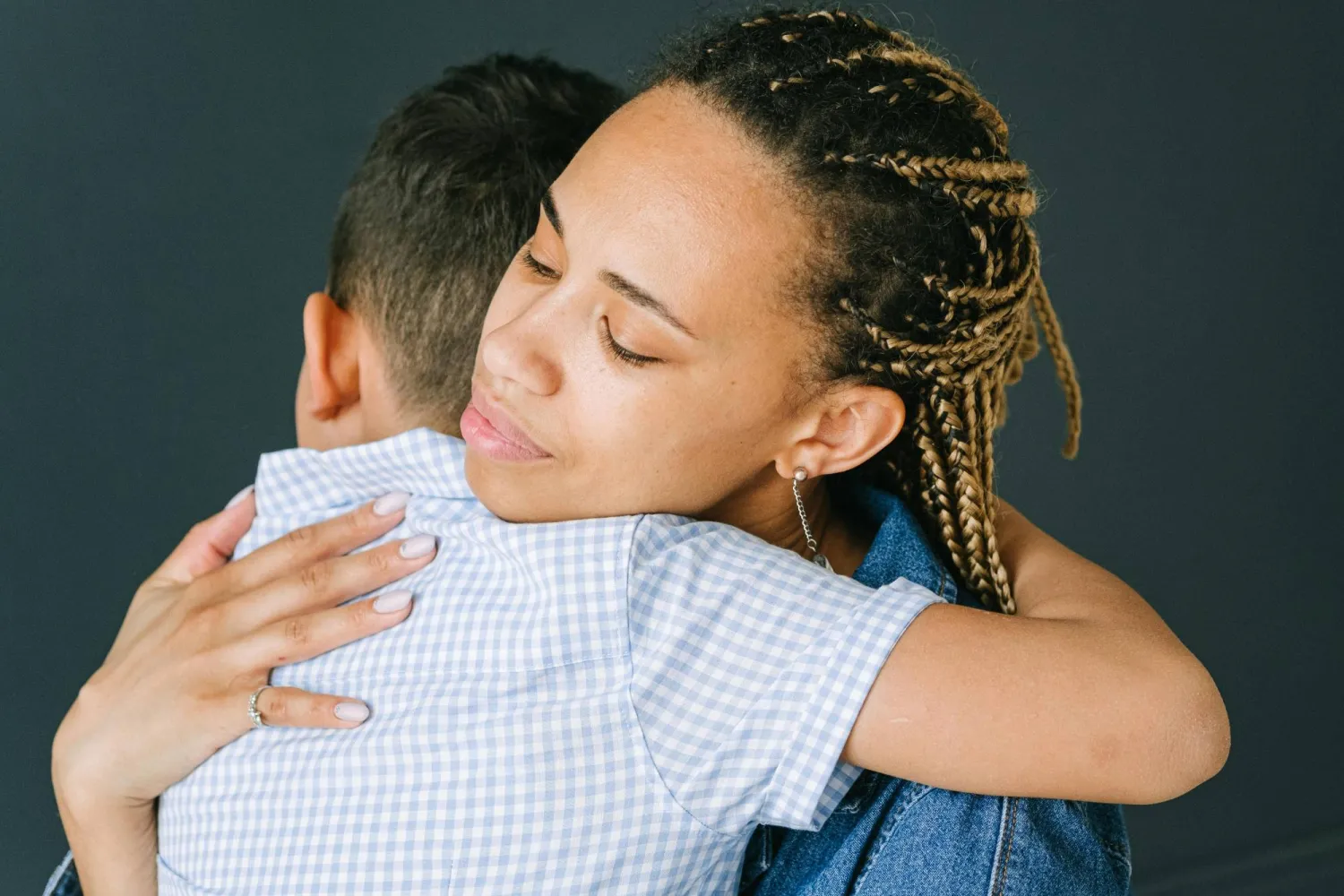 العناق أكثر من شعور دافئ… فوائد صحية مذهلة