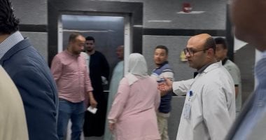 محافظ سوهاج يرفض استقلال المصعد تفضيلًا لمريضة بمستشفى ساقلتة