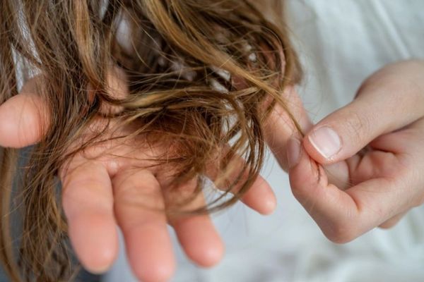 خصلة شعر تكشف مرض باركنسون قبل ظهور الأعراض