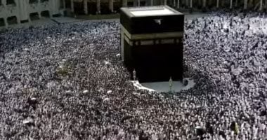 المصلون يحتشدون لأداء صلاة الجمعة الأولى من رمضان بالحرم