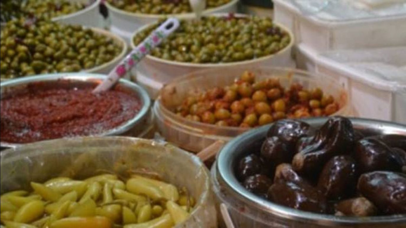 مصادرة 2 طن مخللات مجهولة المصدر وبدون بيانات ويشتبه فى فسادها بالغربية