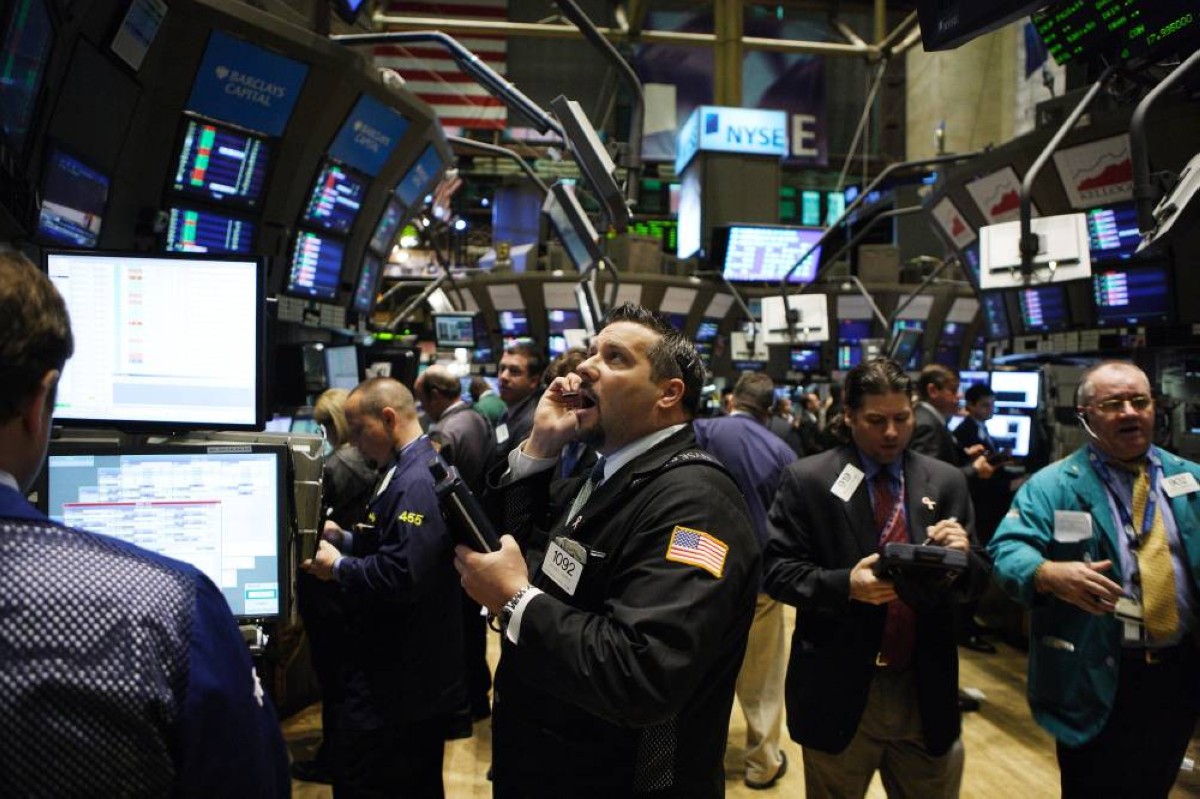 عدم اليقين التجاري يعصف بالمؤشرات الأوروبية والأمريكية