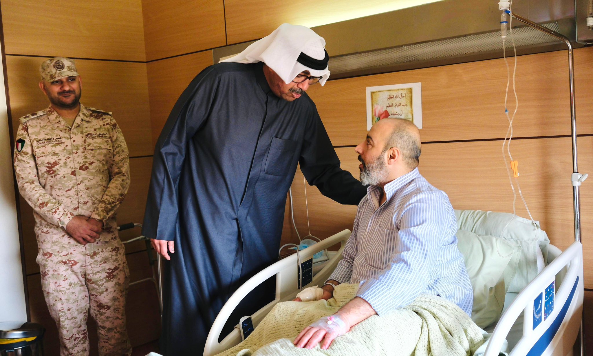 ‏معالي وزير الدفاع يطمئن على صحة أحد المصابين
