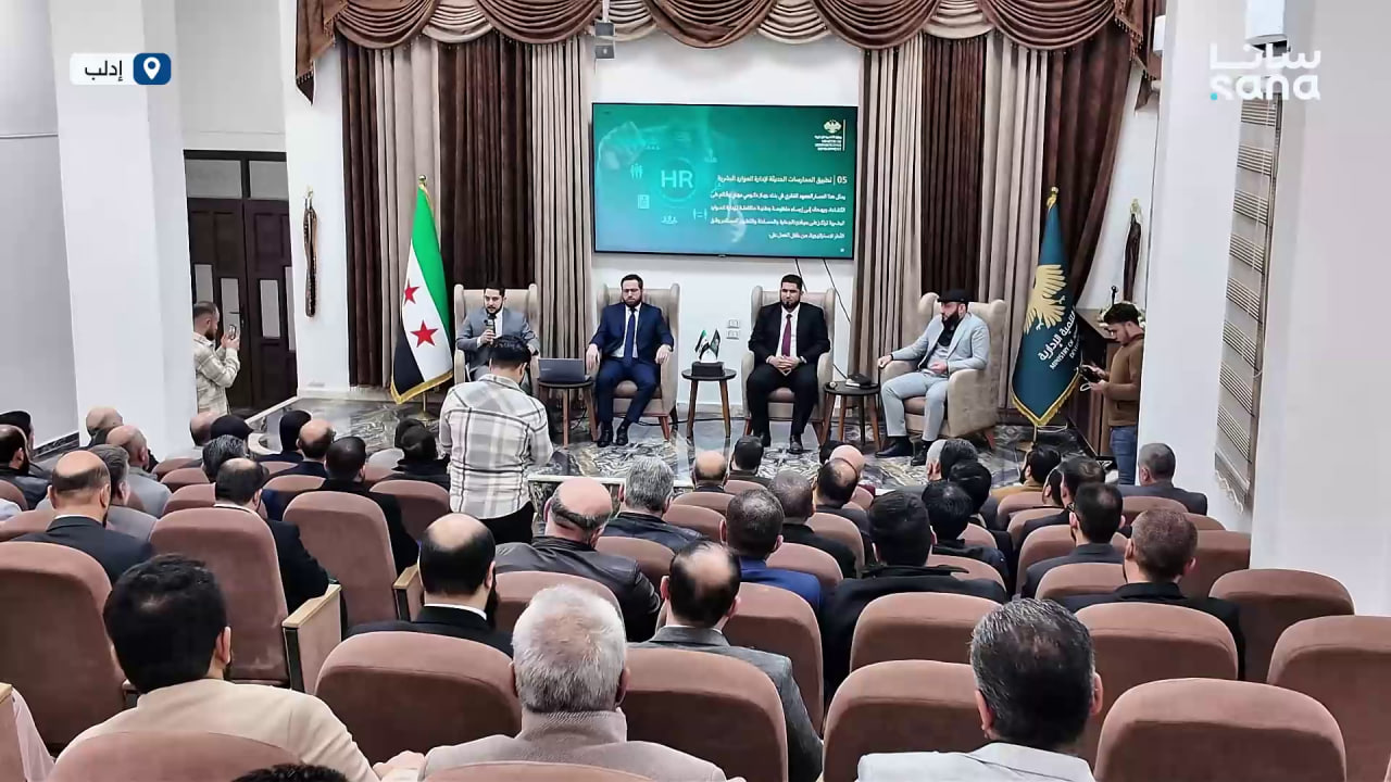 وزير التنمية الإدارية يعقد ورشة عمل في إدلب مع مدراء المديريات في الجهات العامة