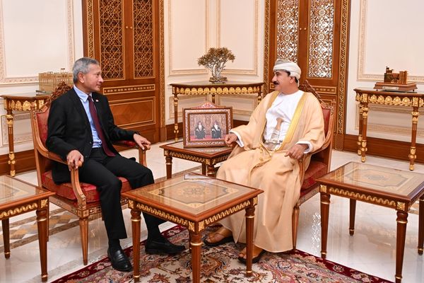 وزير المكتب السلطاني يستقبل وزير الخارجية السنغافوري