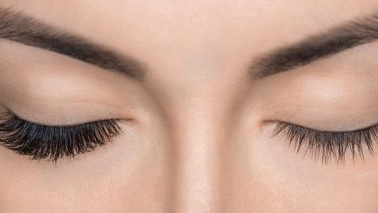 أخطاء شائعة تمنع نمو الرموش وتسبب تساقطها