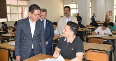 رئيس جامعة بنها يتفقد انتظام الامتحانات بكليات العلاج الطبيعى والعلوم والهندسة