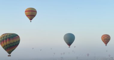 سماء الأقصر تشهد تحليق 75 رحلة تقل 1750 سائح من حول العالم