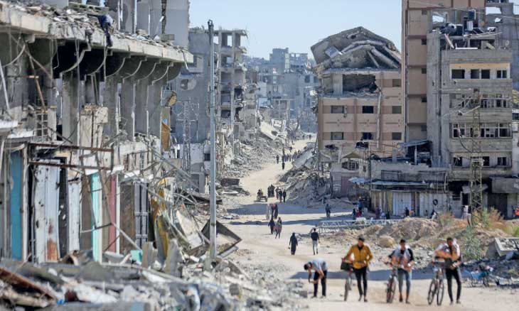 إسرائيل تصعِّد القصف ونسف المباني… ومركز حقوقي يحذِّر من جعل غزة «غير قابلة للحياة»