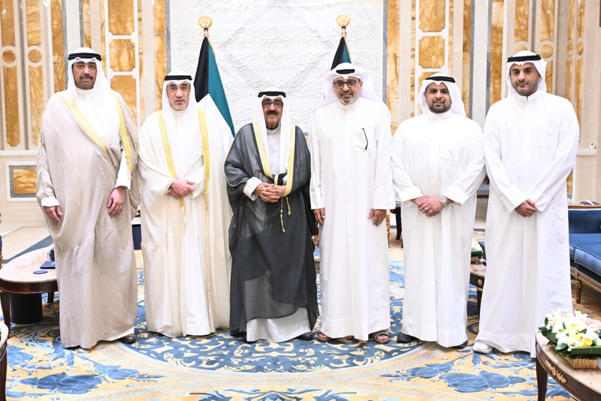 سمو الأمير يستقبل أسر شهداء الواجب من «الدفاع» و«الداخلية» وأسرة الشهيدة الطفلة الإيرانية