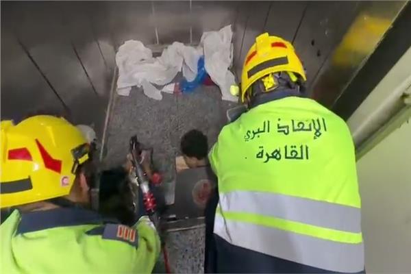 استجابة فورية.. الحماية المدنية تنقذ شخصًا تعطل به مصعد