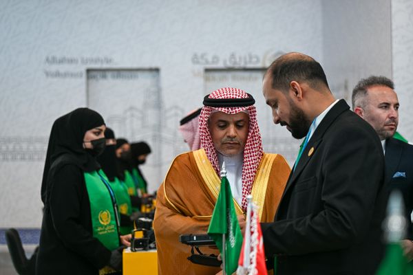 القنصل العام للمملكة في إسطنبول يزور صالة "مبادرة طريق مكة" بمطار إسطنبول الدولي