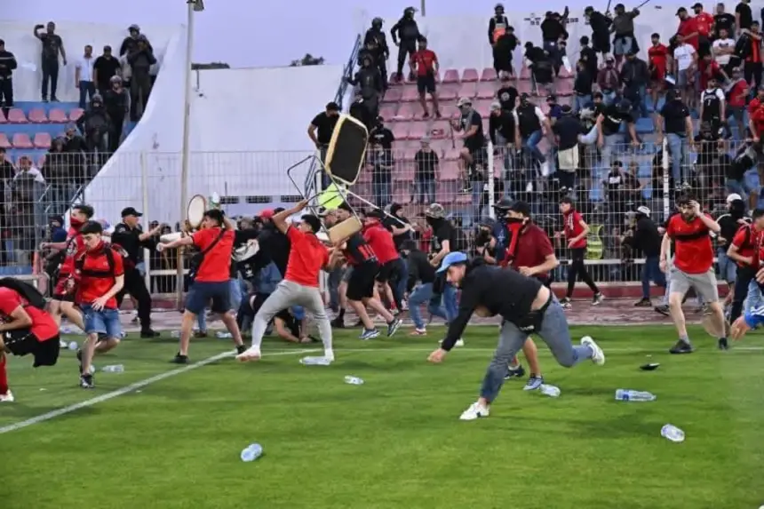 بعد مؤامرة ملعب آسفي.. هل بات تشديد "الفيزا" ضرورة لمنع تسلل المخربين بزي المشجعين؟