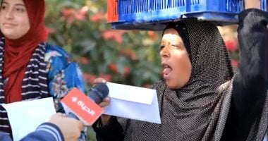 عمرو الليثى يجبر بخاطر عاملات فى مزرعة بمحافظة البحيرة ويهديهن جوائز مالية