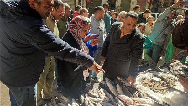 وكيل تموين الإسكندرية يتابع توافر السلع بالأسواق في حي شرق