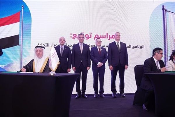 مصر تحصل على 1.5 مليار دولار لتأمين السلع والبترول