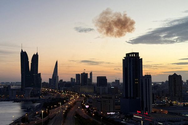 إصابة أربعة أشخاص جراء سقوط شظايا مسيرة إيرانية في البحرين