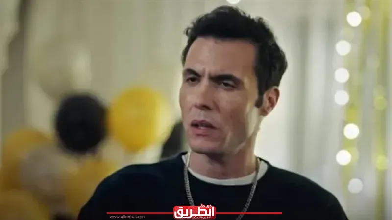 بسبب إشارة غير لائقة للمصورين.. نقابة الموسيقيين تفحص فيديو أمير عيد في عزاء حماه السابق