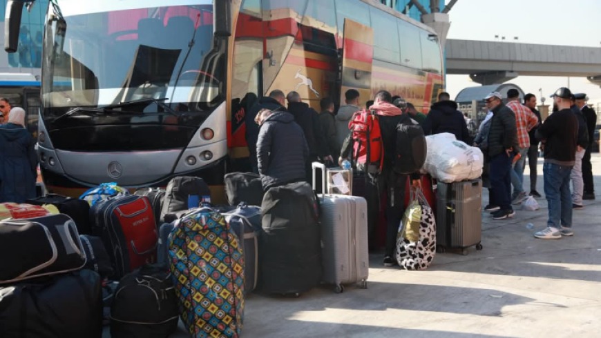 رحلة العودة البرية للسوريين من مصر.. طريق طويل من الانتظار والفوضى
