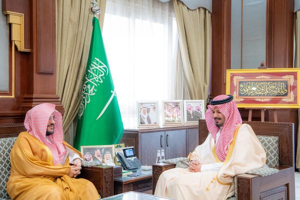 أمير المدينة يشيد بدور هيئة كبار العلماء في ترسيخ القيم