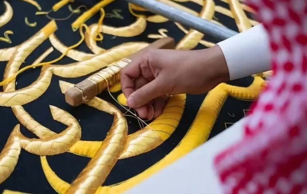 خطّاط كسوة الكعبة.. صاحب إرثٌ فنيٌّ خالد نقشه بخيوط الذهب على أثواب البيت العتيق