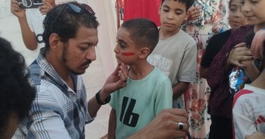 علم مصر يزين وجوه الأطفال.. مشجعو المنتخب يتوافدون على المتحف الأتوني بالمنيا