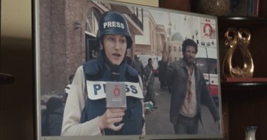 تارا عبود تطمئن على والدها من خلال قناة القاهرة الإخبارية فى مسلسل صحاب الأرض