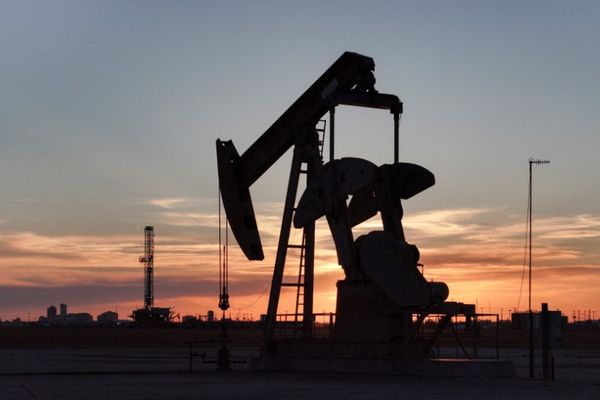 وكالة الطاقة الدولية تحذر من ضغوط على أسواق النفط خلال الصيف