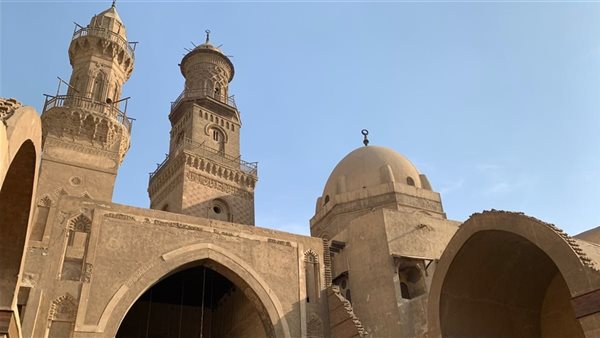 مسجد السلطان قلاوون.. شاهد على عبقرية العمارة المملوكية.. جمع بين العبادة والتعليم وتخليد اسم الحاكم.. حمل رسالة دينية بإعلان انتهاء الدولة الفاطمية.. وهذه قصة باب كنيسة عكا وعلاقتها بالجامع