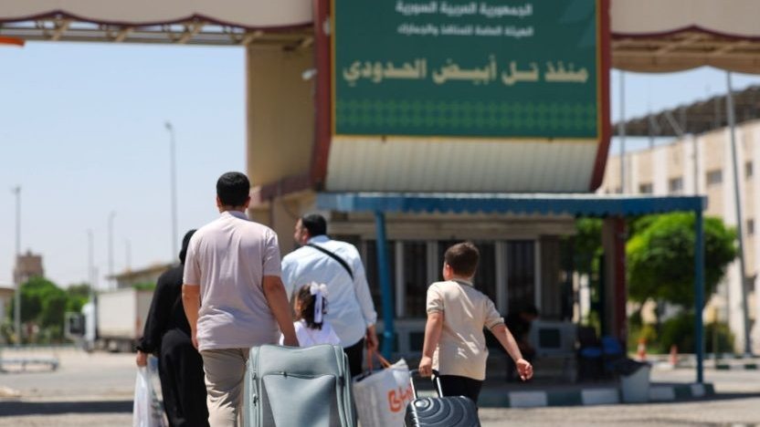 بينهم 12 ألف عائد طوعاً.. 75 ألف مسافر عبر منفذ تل أبيض خلال 6 أشهر