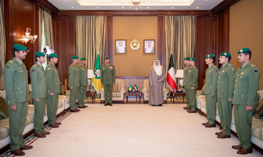 رئيس الحرس الوطني يشهد أداء عدد من الضباط القسم القانوني بعد تخرجهم في كلية أحمد بن محمد العسكرية بقطر